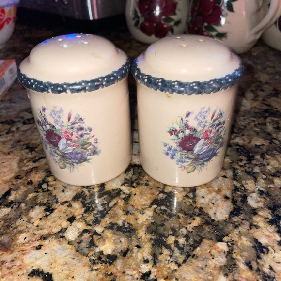 Salt and pepper shakers - Picture 2 of 2